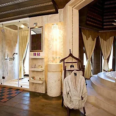 Royal Castle Design & ホテル